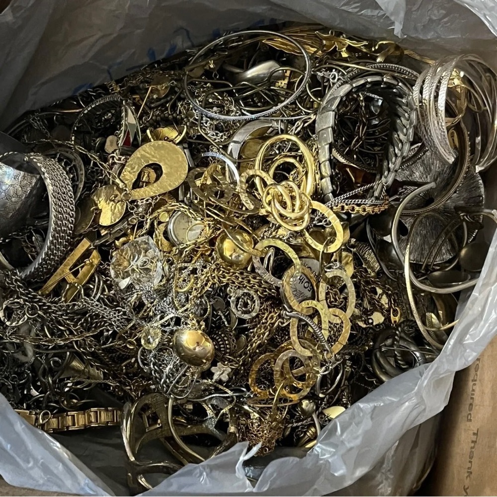 2.5 LBS CURATED Vintage jewelry lot-Gold silver Rhinestones, and pearls wearable - Picture 2 of 6
